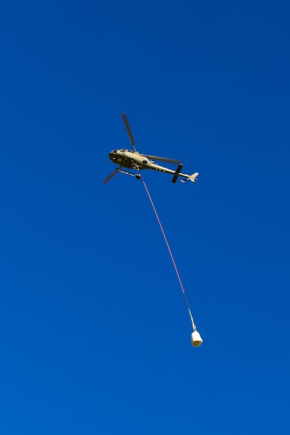 Elbrus, Rusia - 16 de agosto de 2018: Entrega de carga de aviación en alta montaña utilizando un helicóptero.
