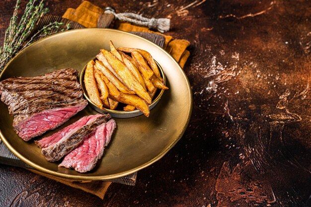 Elchsteak mit Kräutern und Pommes frites Wildfleisch Dunkler Hintergrund Draufsicht Kopierbereich