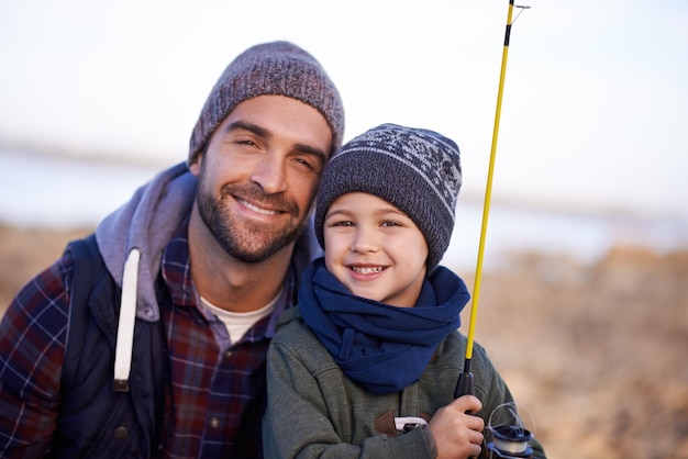 Ele ama seu filho Retrato de um pai amoroso e filho pescando à beira-mar