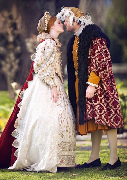 Ele é o governante de seu coração Foto de um casal real passando tempo juntos nos jardins