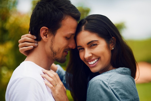 Ele é tão bonito e é todo meu Foto de um jovem casal carinhoso passando um dia romântico no parque