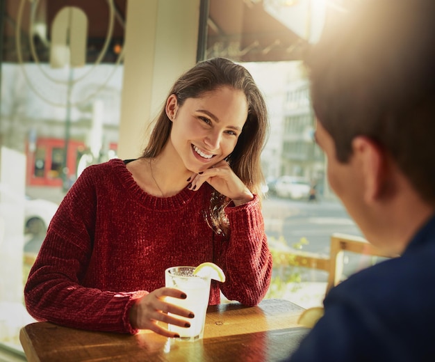 Ele é tão bonito quanto sua foto de perfil Foto de um jovem e uma mulher em um encontro romântico em um café