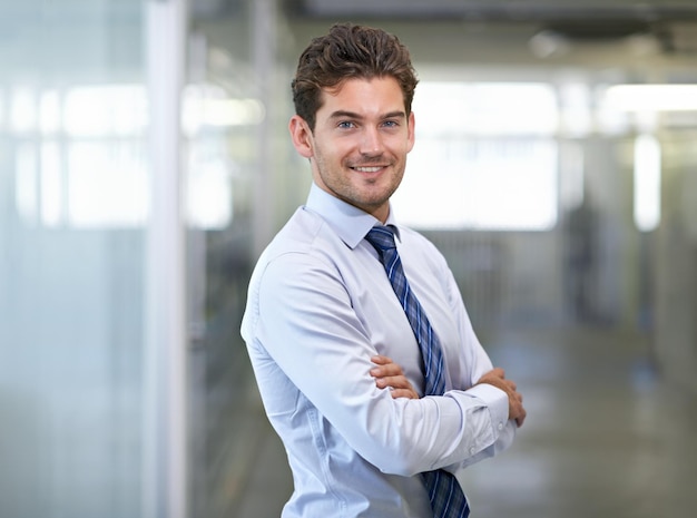 Ele é um agitador foto de um jovem empresário em um escritório corporativo