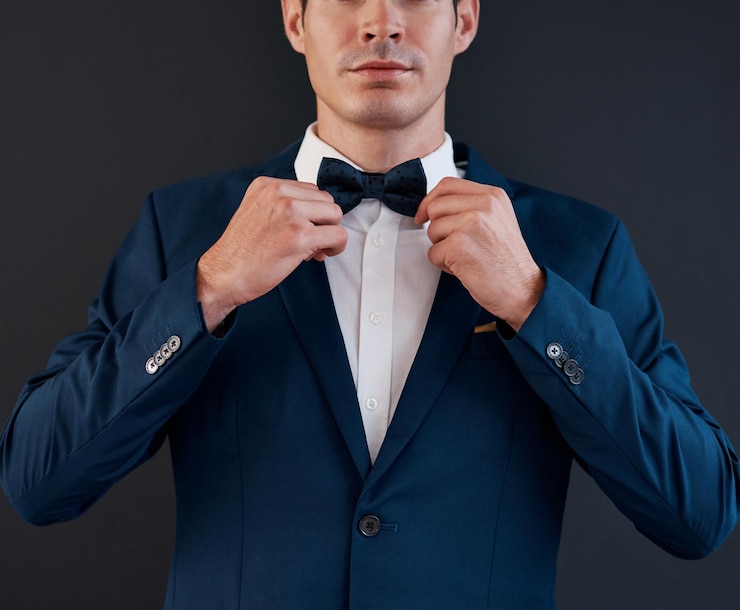 Foto ele precisa de uma gravata perfeita antes de dizer eu faço foto recortada de um noivo irreconhecível ajustando sua gravata borboleta em preparação para seu casamento