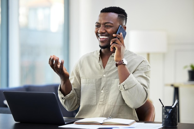 Ele tem conexões Foto de um jovem empresário em uma ligação no trabalho