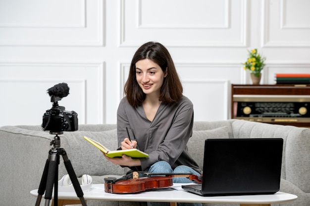 Elearning linda joven hermosa remotamente en casa dando clases de violín feliz