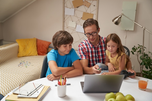 Elearning süße kleine Kinder mit Vater Brille mit Blick auf Laptop Sohn und Tochter