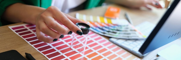 Elección de colores y tonos en la paleta por diseñadora de moda con muestras de color