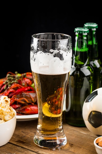 Elección de comida de fiesta para ver campeonato de fútbol Langosta y cerveza