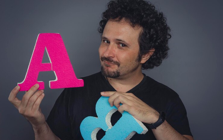Foto elección, especialista en marketing, prueba de error de prueba a / b en campañas publicitarias en línea, concepto de prueba a y b. hombre con letras grandes