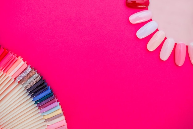 Foto elección de fondo de manicura de esmalte de uñas sobre un fondo rosa