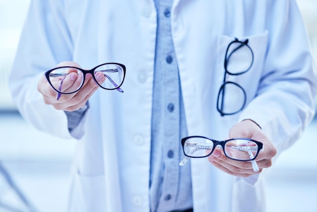 Elección de gafas y optometrista manos y visión con gafas en la clínica lentes recetadas con marco de diseño cuidado de la vista y optometría atención médica y persona con decisión de gafas