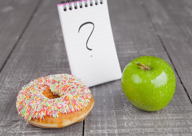 Elecciones entre donut y manzana