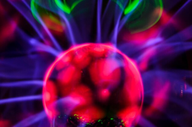 Foto electricidad estática de plasma en una esfera de tesla