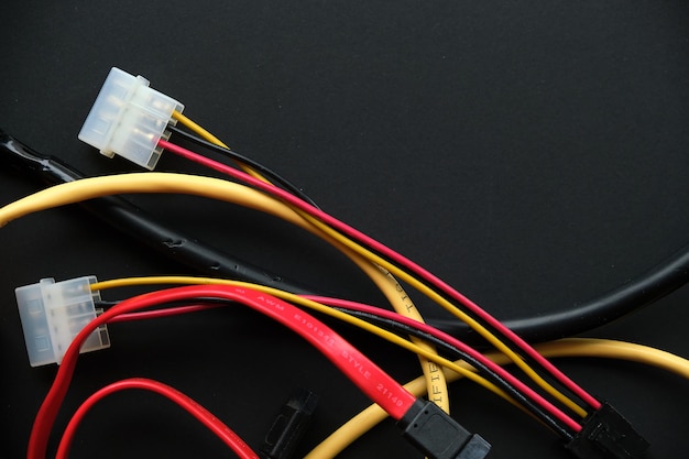 Electricista corta cables eléctricos con alicates Cortar alicates y cable Un cortador está cortando cable o cable eléctrico Cortar cables con tijeras Pinzas metálicas