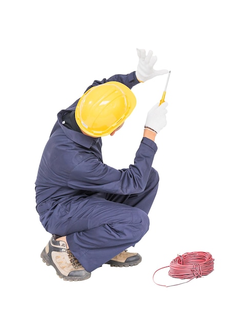 Electricista con manojo de cables de pared invisible