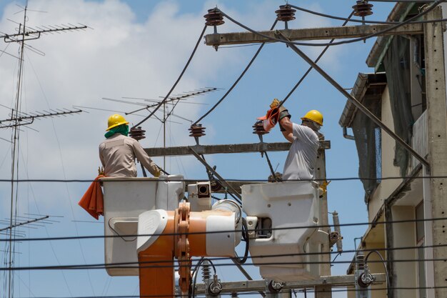 El electricista subió a la cesta de la grúa.