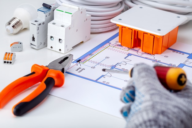 Electricista trabajando con esquema eléctrico