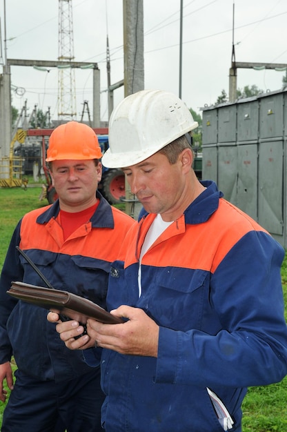 Los electricistas se familiarizan con las normas de seguridad antes de realizar trabajos de emergencia