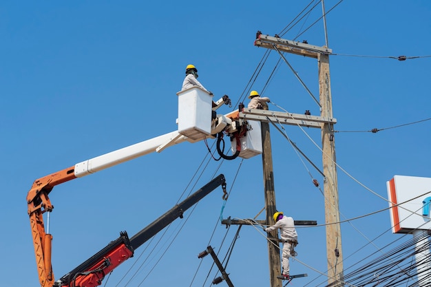 Los electricistas instalan equipos en el sistema de alto voltaje.