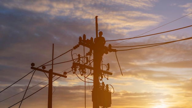 Foto los electricistas trabajan en torres de alta tensión para instalar cables y equipos