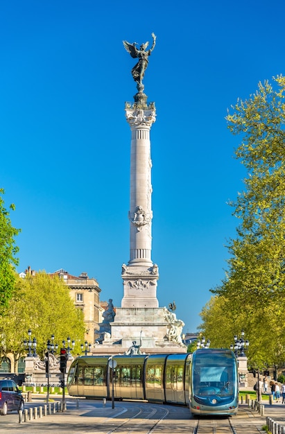 Eléctrico perto do monument aux girondins em bordéus - frança, aquitânia