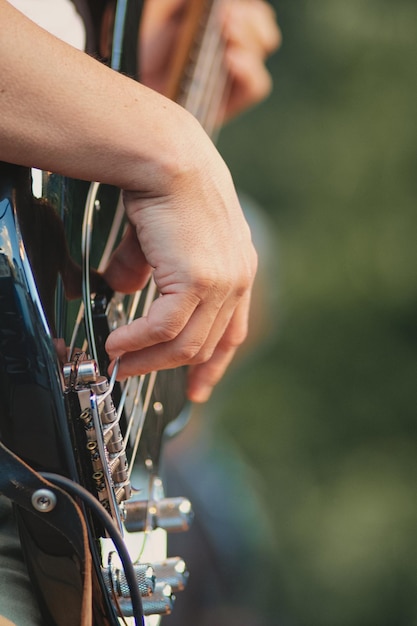 Bajo eléctrico tocado durante un show