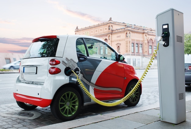 Electro car se está cargando en la calle.