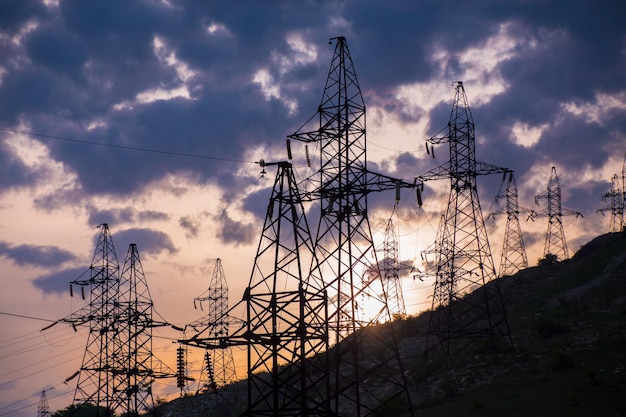 Electro torres contra o céu nas montanhas.