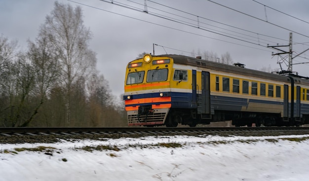 Electro tren de pasajeros va en invierno