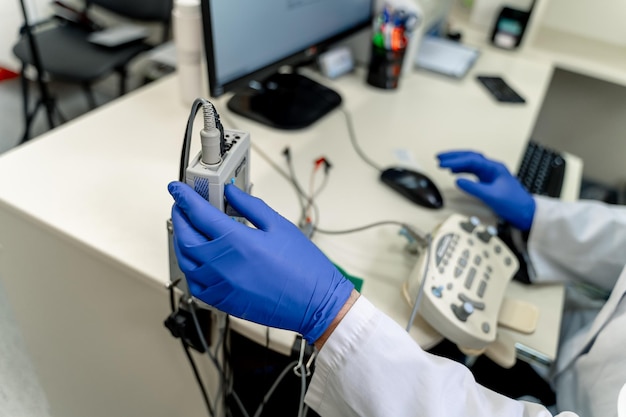 Foto electromiografía en manos del médico examen médico emg enfoque selectivo