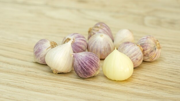 Elefant-Knoblauch (Lauch Sativum Linn.) Auf einem Holztisch.