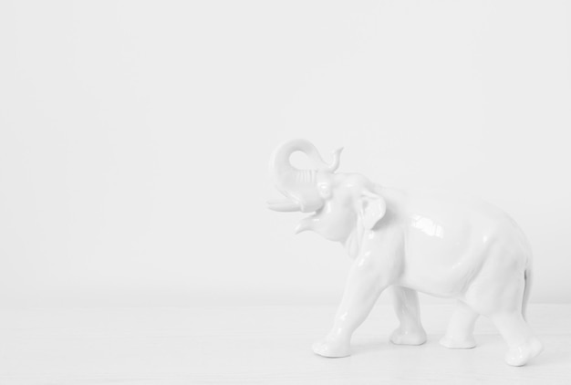 Elefante branco em uma estatueta de elefante de porcelana de fundo branco sobre a mesa