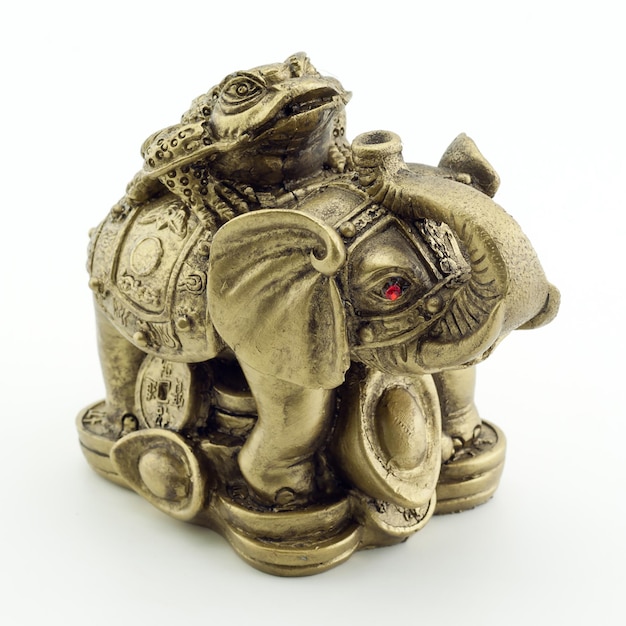 Elefante de bronze e um sapo em um fundo branco