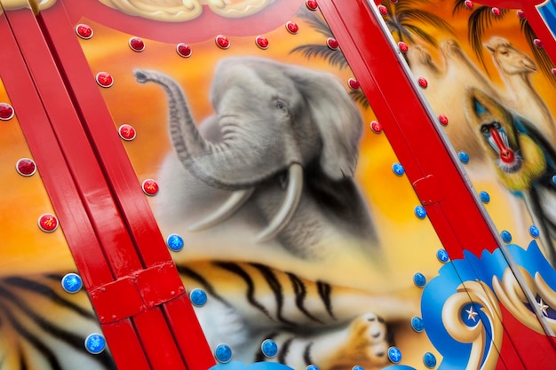 Elefante em uma decoração de pintura de uma caravana de circo