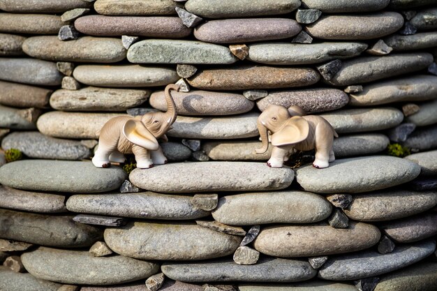 Foto elefantenskulptur zwischen steintürmen