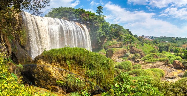 Elefantenwasserfall in Dalat in Vietnam an einem Sommertag