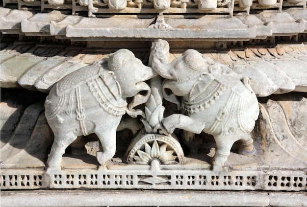 Elefantes no templo ranakpur na índia