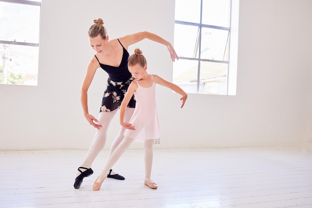 Elegancia de ballet e instructor de baile enseñando un poco de movimiento y postura de bailarina en un estudio de baile El maestro se vincula con un niño mientras aprende la rutina de actuación y el arte clásico de gracia