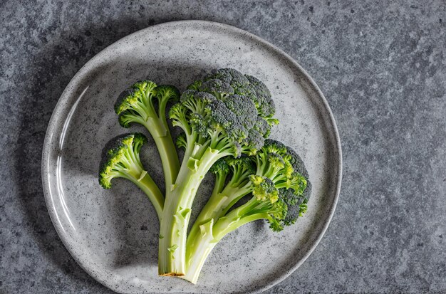 Elegancia culinaria Arreglo de brócoli fresco