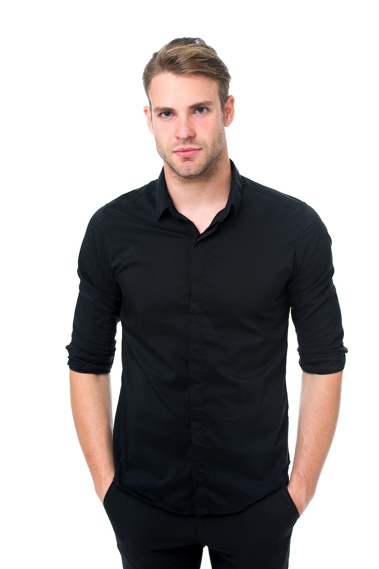 Foto elegância na simplicidade regras para usar todas as roupas pretas tendência da moda preta razões que o preto é a única cor que vale a pena usar homem elegante gerente usa roupa formal preta sobre fundo branco