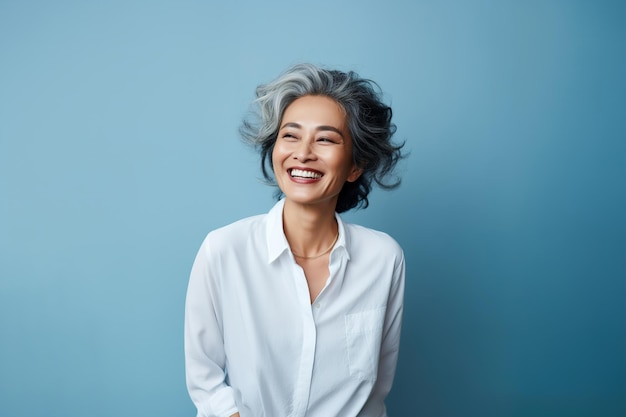 Elegância na simplicidade Retrato minimalista de uma mulher asiática sorridente