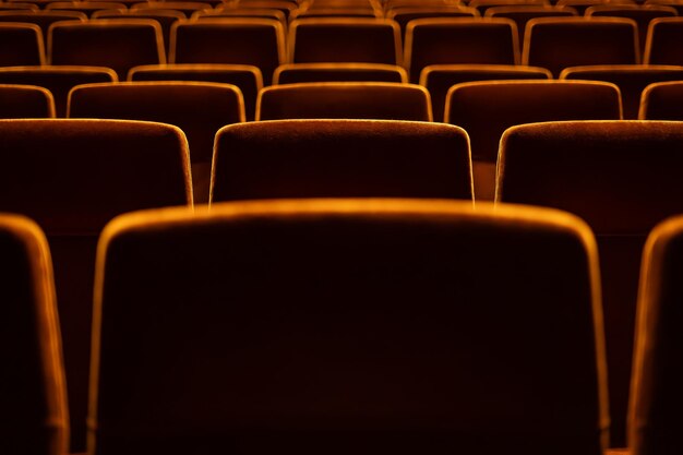 Foto elegancia teatral asientos de terciopelo naranja con iluminación dramática