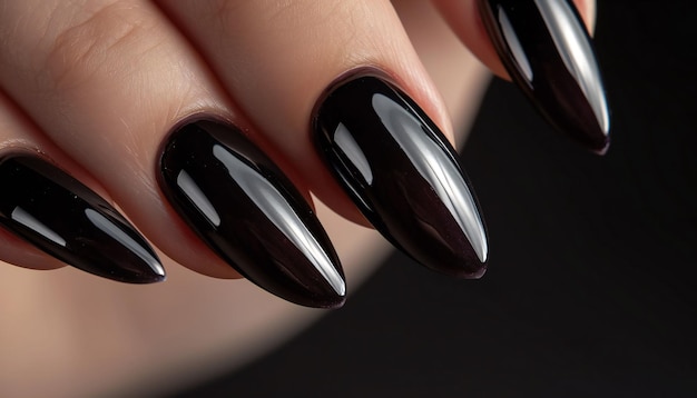 Elegancia de las uñas negras de estilete con acabado brillante