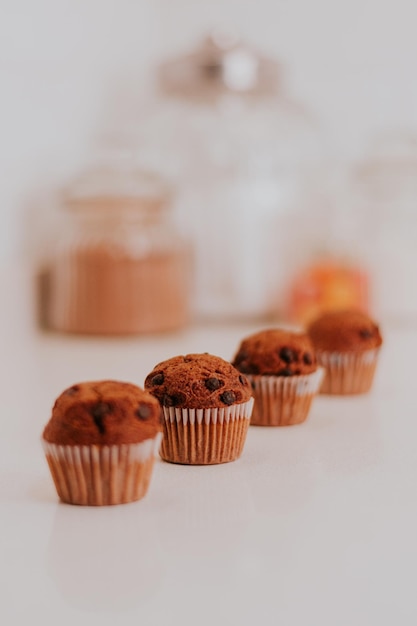 Foto elegant arrangierte chocolate-chip-schokoladenmuffins