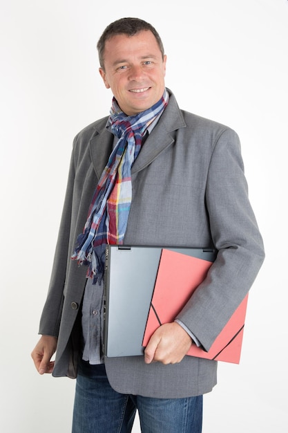 Elegant Man ist überall mit seinem Laptop verbunden