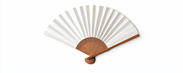 Elegante abanico plegable blanco con acentos de madera perfecto para la decoración o temas culturales que evocan la tradición