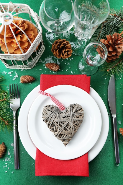 Elegante ajuste de la mesa de Navidad en rojo, verde y blanco