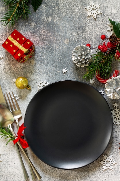 Elegante ajuste de la tabla de Navidad con decoración navideña en la vista superior de la mesa festiva