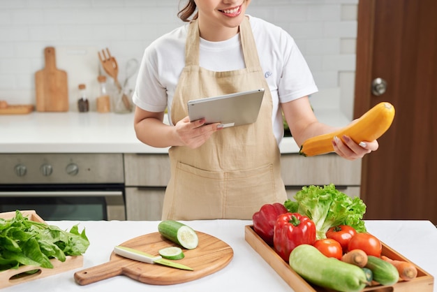 Elegante ama de casa encontró una nueva receta para cocinar en la cocina |  Foto Premium